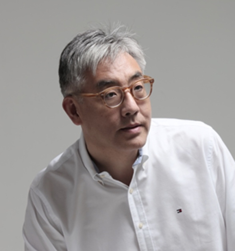 [홍성구 칼럼] 메마른 땅은 내버려두고 농부가 게으른 탓이라고?