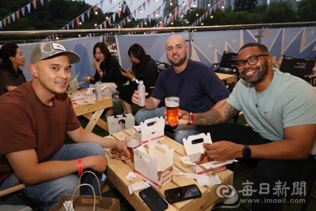 선글라스를 쓴 닭 모양 마스코트 두 마리가 커다란 맥주잔을 들고 관람객을 맞이하고 있다. 2026 대구치맥페스티벌 치맥떼창클럽 앞에 설치된 이 조형물은 축제를 찾은 방문객들의 인기 포토존이 됐다. 지난 1일부터 5일까지 닷새간 두류공원 일대에서 열린 이번 축제에는 전국과 세계 각지에서 인파가 몰려들었다. 정운철 기자 woon@imaeil.com