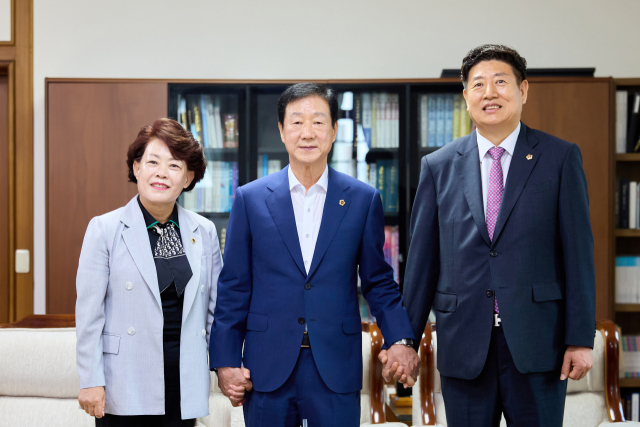 6일 대구시의회에서 열린 제326회 임시회에서 의장단으로 선출된 이태손 제1부의장(왼쪽부터), 임인환 의장, 김재용 제2부의장이 기자간담회에 참석해 기념촬영을 하고 있다. 대구시의회 제공.