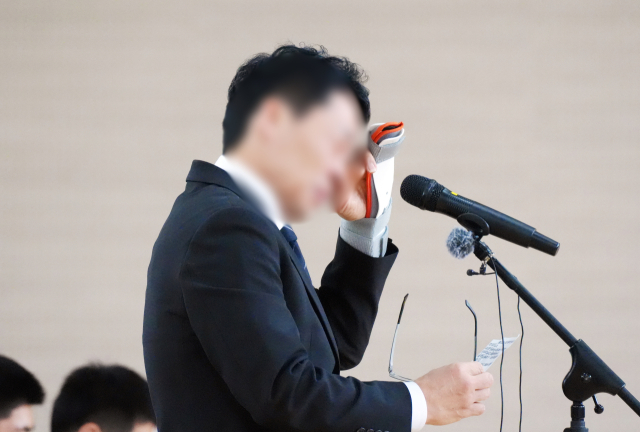 광주 찾은 배재고 교장 '눈물의 사죄'…