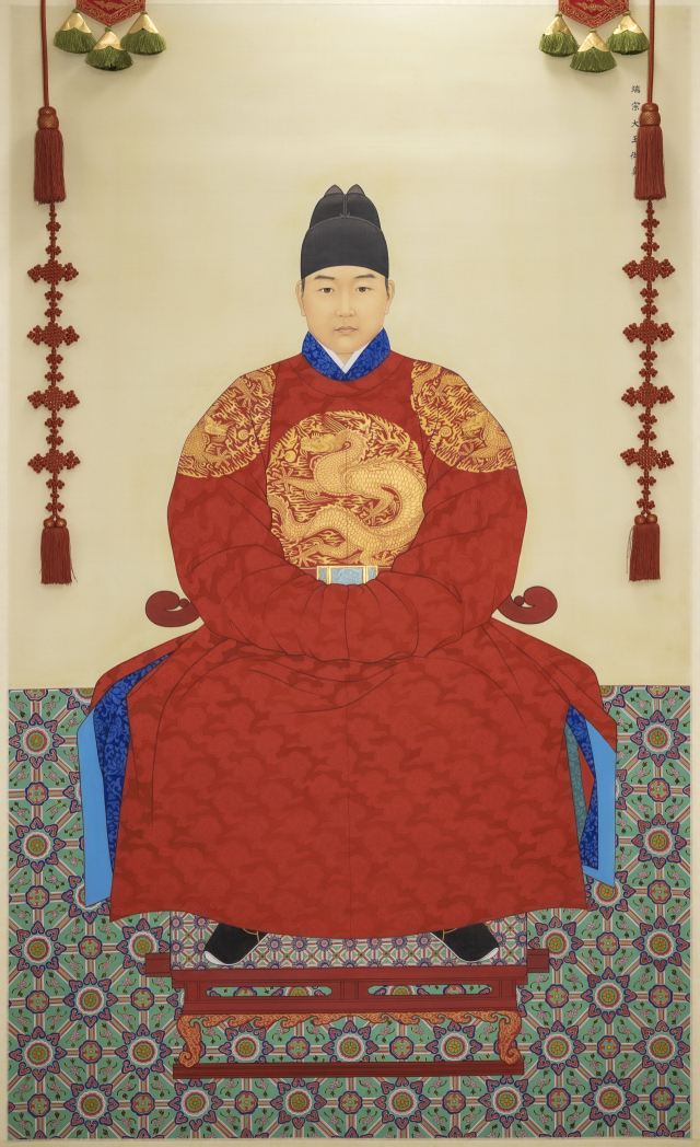 2021년 정부 표준영정 제100호로 지정된 단종 어진. 노산군으로 강봉되기 전, 상왕으로 물러나 있던 15세 전후의 모습이다. 권오창 화가는 태조 어진의 얼굴 윤곽과 세조 어진 초본을 참고해 단종의 용안을 그렸다. 이번 기획전에서는 영인본이 전시된다. 국립대구박물관 제공