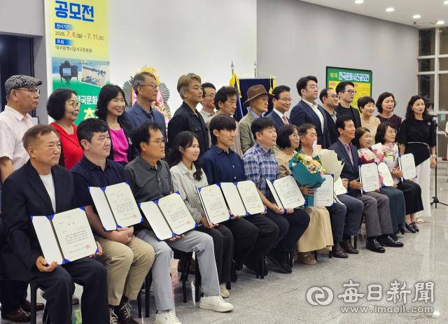 6일 오후 대구 달서아트센터 내 달서갤러리에서 열린 달서구문화원 주최 제27회 전국문화사진 공모전 시상식에서 기념촬영을 하는 수상자와 회원 및 내빈들.