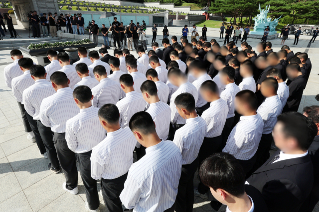 6일 오후 전남광주통합특별시 북구 국립 5·18 민주묘지에서 광주제일고등학교·배재고등학교 야구부 학생들이 참배하고 있다. 배재고 야구부 학생들은 최근 고교야구선수권대회에서 