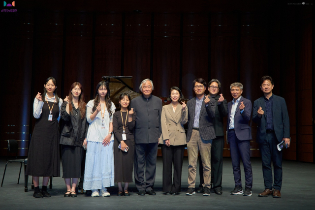 올해 데뷔 70주년을 맞이한 백건우 선생의 대구 초청공연 당시 공연 관계자들과 함께 했다. 김희철 관장 제공
