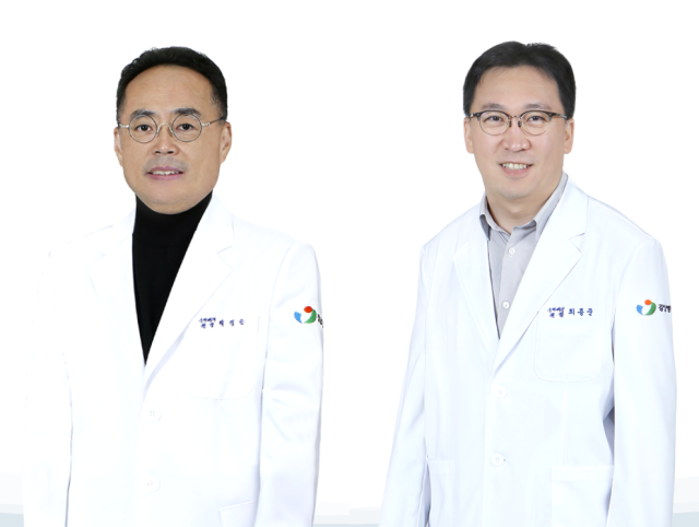 구미 강남병원의 도약을 이끄는 세브란스 출신 박정근 병원장(왼쪽)과 최홍준 병원장(오른쪽)은 수십 년간 고난도 수술을 집도해 온 베테랑 의료진이다. 강남병원 제공