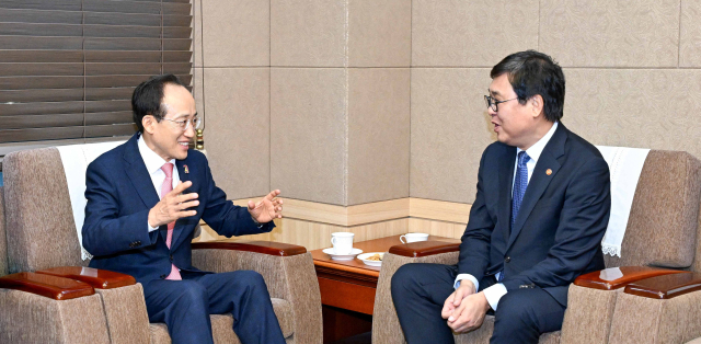 추경호(왼쪽) 대구시장이 6일 DIMF 어워즈에 참석한 최휘영 문화체육관광부 장관과 얘기를 나누고 있다. 대구시 제공