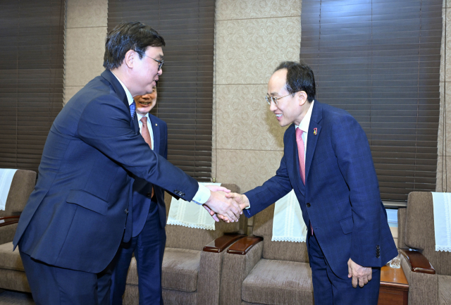 추경호(오른쪽) 대구시장이 6일 DIMF 어워즈에 참석한 최휘영 문화체육관광부 장관과 악수를 나누고 있다. 대구시 제공