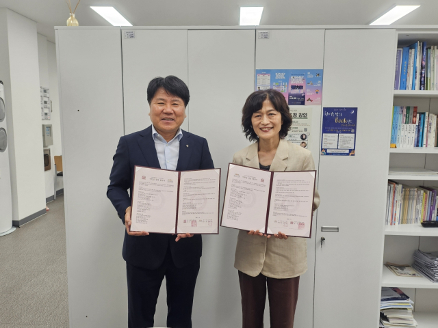 (왼쪽)김대명 대구과학대학교 RISE사업 평생교육사업단장과 (오른쪽)김영란 대구 북구 구수산도서관 본부장이 지난 6일 행정 인턴십 운영을 위한 업무협약 체결 후 기념촬영을 하고 있다. 대구과학대 제공
