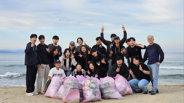 한동대 열송학사RC 팀이 포항 용한리 해수욕장에서 비치코밍을 하고 있다. 한동대 제공.