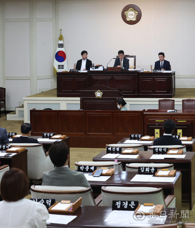 7일 대구 수성구의회에서 열린 제275회 임시회가 더불어민주당 소속 구의원들이 불참한 가운데 진행되고 있다. 이날 민주당 구의원들은 후반기 의장단 구성과 배분 문제에 반발해 정회 후 속개된 회의에 참석하지 않았다. 안성완 기자 asw0727@imaeil.com