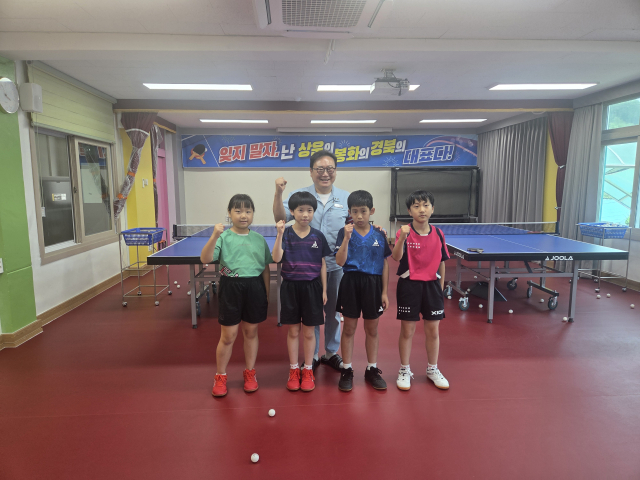 한국프로탁구연맹 이승원 총재가 봉화 상운초등학교를 찾아 학생 선수들을 격려하고 지역 탁구 꿈나무 육성을 위한 지원을 약속했다. 봉화교육지원청 제공