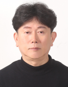 가야금 제작 명장 김동환씨.