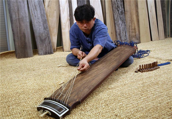 가야금 제작 명장인 김동환씨가 6일 경상북도 무형유산(악기장)으로 지정됐다. 고령군 제공.