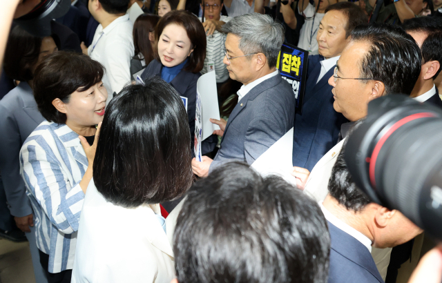 서영교 법사위원장이 8일 국회 법제사법위원회 전체회의에 참석하기 위해 회의실로 들어서는 가운데 국민의힘 의원들이 회의실 앞에서 국회 후반기 원 구성과 관련해 더불어민주당을 규탄하는 시위를 벌이고 있다. 연합뉴스