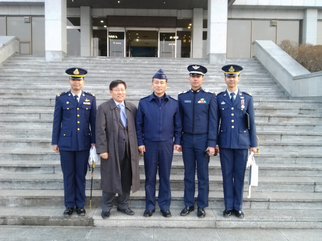 박종관(왼쪽 두번째) (주)다우산업 대표는 2013년 셋째 양아들 타와차이(공사 61기·오른쪽 두번째)의 졸업식에 첫째 양아들(맨오른쪽)과 둘째 양아들(맨왼쪽)을 초대했다. 가운데는 공군사관학교 교장. 본인 제공