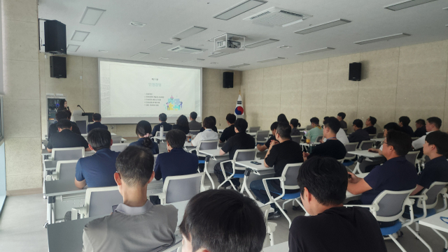 창녕군시설관리공단 직원들이 인권경영 교육에 참여하고 있다. 창녕군시설관리공단 제공