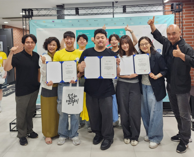 동양대 공연영상학부 학생들과 교수들이 제34회 젊은연극제 폐막식에서 3관왕을 수상한 기쁨을 나누고 있다. 동양대 제공
