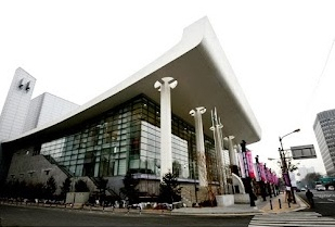 깊게 뻗은 곡선 지붕, 열주(列柱)의 디자인은 우리나라 전통건축의 재해석이다. 필자 촬영