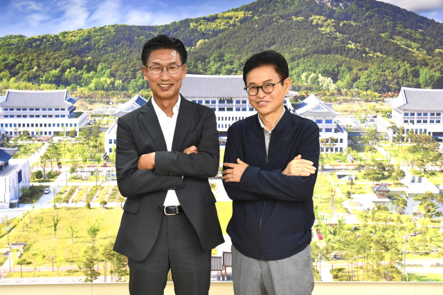 김병삼(왼쪽) 영천시장과 이철우 경북도지사가 한국마사회 본사 영천 이전 등 핵심 사업에 대해 원팀을 이루기로 하고 기념촬영을 하고 있다. 영천시 제공