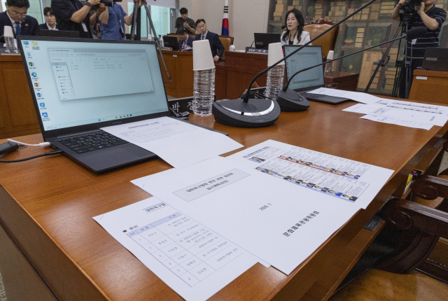 9일 22대 하반기 국회 원 구성 뒤 처음으로 열린 문화체육관광위원회 전체 회의에 대한축구협회 현안 관련 청문회 실시계획서와 증인 명단이 놓여 있다. 국민의힘 불참 속 열린 이날 문체위에서 의원들이 오는 22일 축구협회에 대한 청문회를 실시하기로 의결했다. 연합뉴스