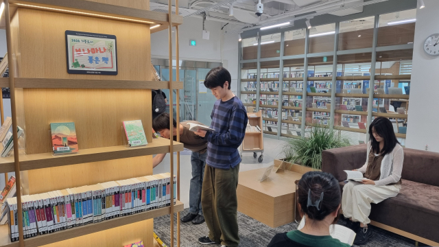 국채보상운동기념도서관은 오는 31일까지 4층 인문학 자료실에서 기부자의 도서를 바탕으로 한 북 큐레이션 서가를 운영하고 있다. 국채보상운동기념도서관 제공