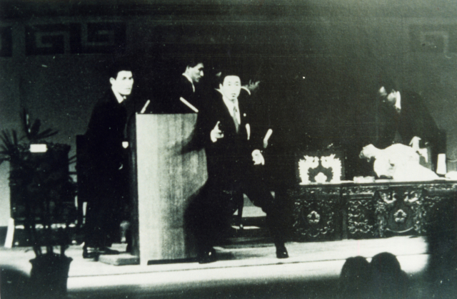 1974년 8월 15일 광복절 기념식장에서 문세광의 총성에 경호원들이 방어태세를 취하고 있다. 박정희 대통령은 연단 밑으로 피신하고 육영수 여사가 쓰러지고 있다.매일신문 DB