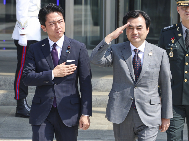 안규백 국방부 장관과 고이즈미 신지로 일본 방위상이 지난달 28일 서울 용산구 국방부 연병장에서 열린 의장행사에 참석하고 있는 모습. 연합뉴스