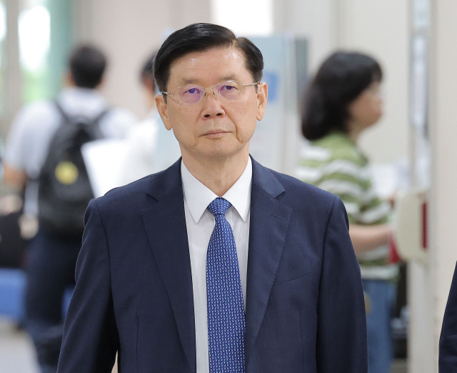 윤석열 전 대통령에 대한 공수처 체포영장 집행을 방해한 혐의로 기소된 박종준 전 경호처장이 9일 서울 서초구 서울중앙지방법원에서 열린 특수공무집행 방해 혐의 등 1심 선고 공판에 출석하고 있다. 연합뉴스