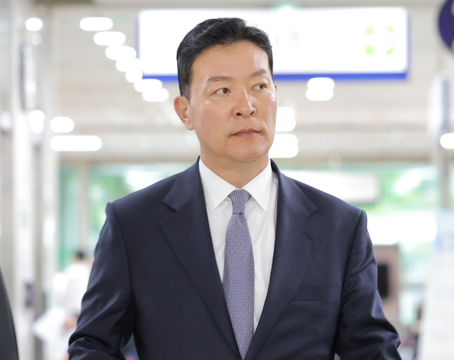 윤석열 전 대통령에 대한 공수처 체포영장 집행을 방해한 혐의로 기소된 김성훈 전 경호처 차장이 9일 서울 서초구 서울중앙지방법원에서 열린 특수공무집행 방해 혐의 등 1심 선고 공판에 출석하고 있다. 연합뉴스