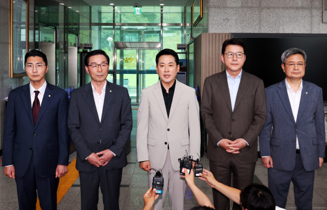 국민의힘 장동혁 대표가 9일 오후 광주경찰청에서 김영근 청장과의 면담이 이뤄지지 않자 항의하고 있다. 당초 예정된 한성숙 신임 국무총리와의 회동을 취소한 장 대표는 