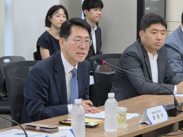 황종우 해양수산부 장관이 9일 한국항만물류협회와 간담회를 갖고 항만물류산업 경쟁력 강화와 하역시장 안정화 방안에 대해 의견을 밝히고 있다. 해수부 제공