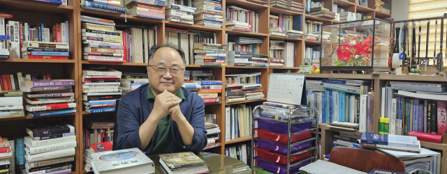 이정태 교수가 대학 연구실에 안아 있다. 이현주 기자