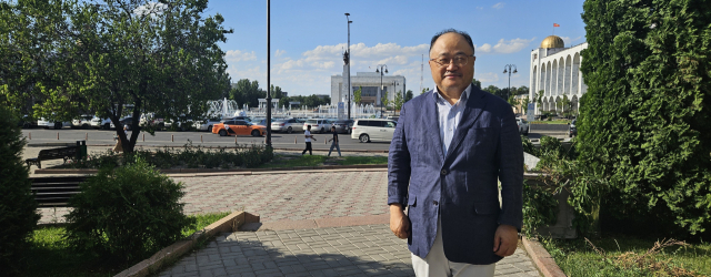 이정태 교수는 경북대 평화문제연구소장 자격으로 지난 7월 키르키스스탄 농업과학연구소를 방문했다. 우크라이나 전쟁 이후 세계 식량 안보 문제 해결을 위한 곡물(콩) 대량 생산방안 협의 차원이다. 사진 속 장소는 키르키스스탄 타쉬켄트 알라투(Alatoo) 앞. 본인 제공