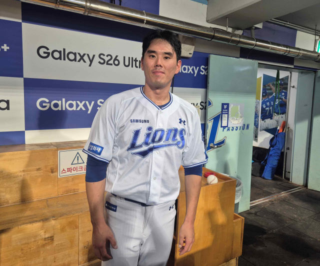 삼성 라이온즈의 김재윤이 9일 대구에서 열린 LG 트윈스와의 경기 9회초 마무리로 등판, 승리를 지킨 뒤 취재진의 인터뷰에 응하고 있다. 채정민 기자