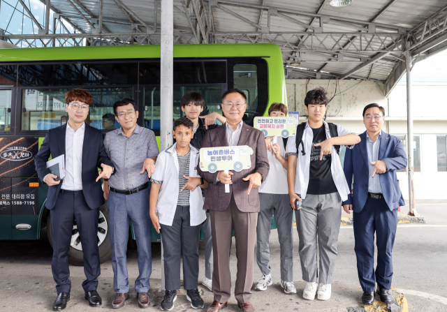 김재욱 칠곡군수(사진 중앙)가 군민의 발인 250번 버스를 타고 민생 소통에 나섰다. 칠곡군 제공
