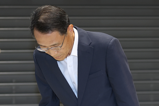 유재성 경찰청장 직무대행이 10일 인천국제공항 제2여객터미널을 통해 귀국해 취재진 질문에 답한 뒤 인사하고 있다. 유 직무대행은 유엔 경찰청장 회의 참석차 미국을 방문했으나, 