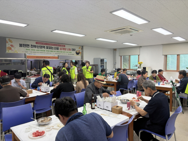 어르신들이 봉현면 유전리 꽃피는산골 운영위원회가 마련한 삼계탕을 한끼 식사로 들고 있다. 영주시 제공