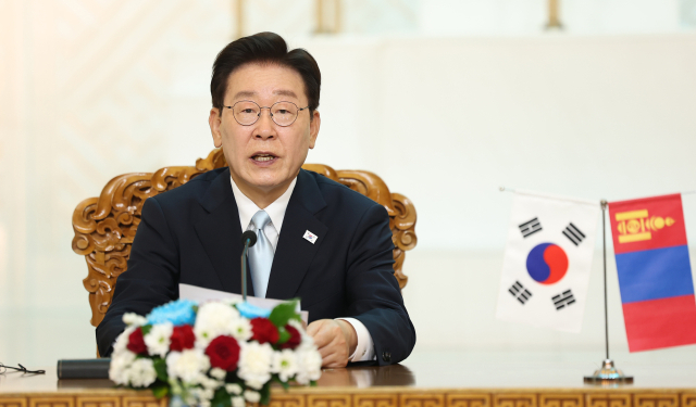 이재명 대통령이 9일(현지시간) 울란바타르 정부청사에서 오흐나 후렐수흐 대통령과 공동언론 발표를 하고 있다. 연합뉴스