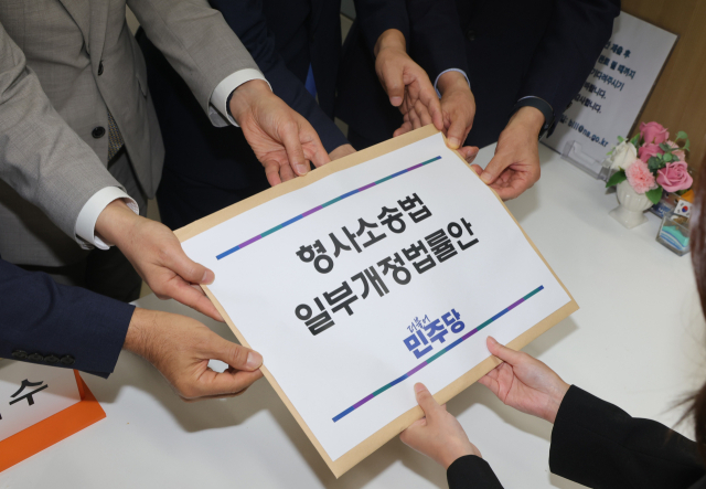 더불어민주당 형사소송법 개정 태스크포스 소속 김승원·김한규·박상혁·이해식 의원이 9일 국회 의안과에 형사소송법 일부개정법률안을 제출하고 있다. 연합뉴스