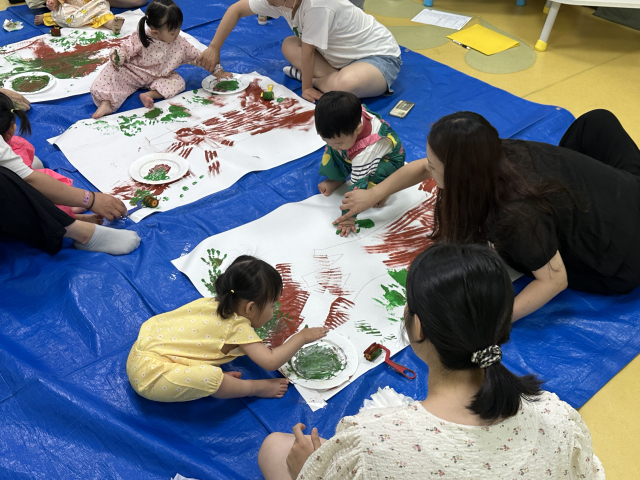 문화센터에서 또래들과 함께 활동하는 영유아들. 어린이집과 유치원은 물론 문화센터, 공동육아 모임 등 또래를 만나는 공간이 다양해지면서 형제자매가 사회성 형성의 중요한 통로였던 과거와는 양육 환경도 달라지고 있다.