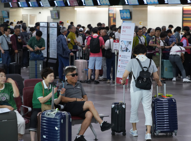 본격 휴가철을 앞두고 붐비는 대구공항. 매일신문 DB