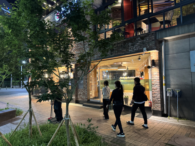 민간 신변보호 서비스를 받는 스토킹 피해자가 경호원의 보호를 받으며 귀가하고 있다. 일부 피해자들은 공적 보호와 별도로 민간 경호를 이용하며 일상을 이어가고 있다.