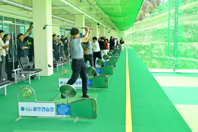 10일 오전 청송군 파천면 중평리 청송군 골프연습장에서 열린 준공식에서 시타에 나선 윤경희 청송군수(맨 앞)가 힘찬 드라이버 샷을 선보이고 있다. 청송군 제공