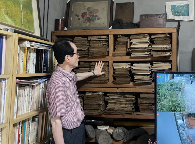 김윤식 시인의 장남 김약수 경산학연구원장이 생가에 보관 중인 문학 자료와 활동 기록을 소개하고 있다. 김세연 기자