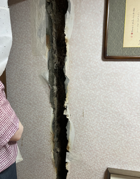흰개미 피해를 입은 김윤식 시인 생가의 기둥. 기둥 내부가 파먹혀 바닥부터 천장까지 구멍이 생긴 모습이다. 김세연 기자