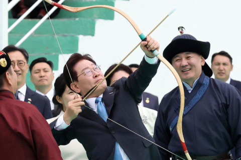 몽골 행사에 주빈 참석한 李대통령, 金여사와 함께 활쏘기 체험도