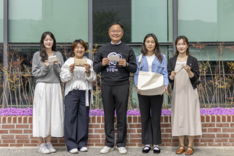 경북 칠곡군…상품성 떨어진 참외 이용 식물성 친환경 가죽 개발 