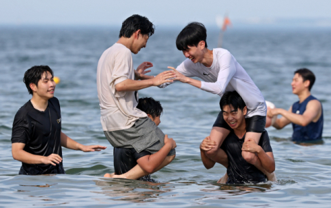 [포토뉴스] 영일대 바다로 뛰어든 피서객들