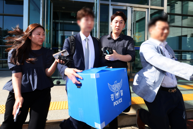 11일 오전 광주경찰청에서 경찰청 국가수사본부 특별수사팀이 압수수색을 마친 뒤 이동하고 있다. 특별수사팀은 장윤기 사건을 둘러싸고 제기된 유착 의혹 등을 규명하기 위한 수사를 이어오고 있다. 연합뉴스
