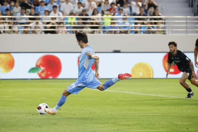 프로축구 K리그2 대구FC 김주공이 11일 성남FC와의 경기에서 페널티킥을 시도 중이다. 대구FC 제공